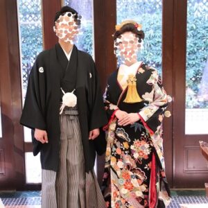 黒色のリメイク振袖を着た花嫁