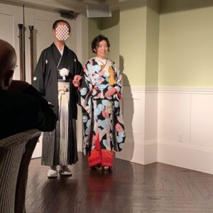 黒色のリメイク振袖を着た花嫁