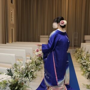 青色のリメイク振袖を着た花嫁