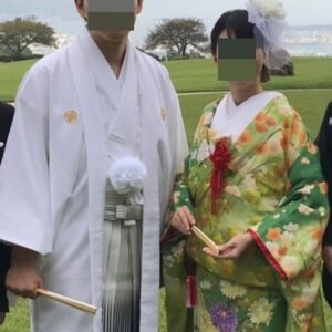 緑色のリメイク振袖を着た花嫁