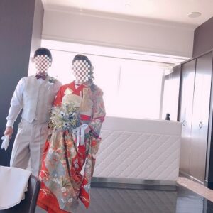 赤色のリメイク振袖を着た花嫁