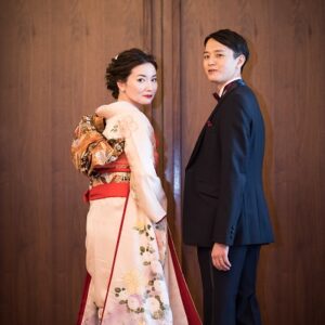 桃色のリメイク振袖を着た花嫁