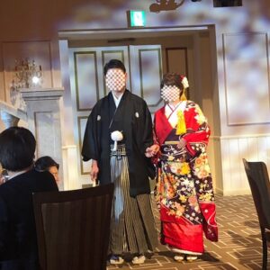 赤色のリメイク振袖を着た花嫁