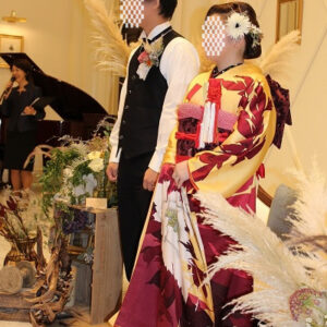黄色のリメイク振袖を着た花嫁