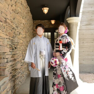 黒色のリメイク振袖を着た花嫁