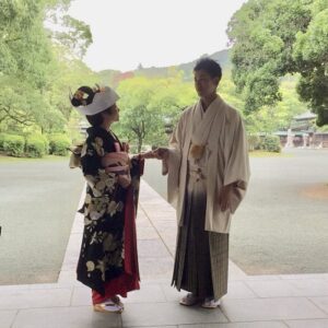 黒色のリメイク振袖を着た花嫁