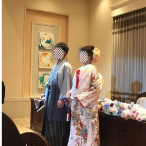 桃色のリメイク振袖を着た花嫁