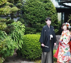 総柄のリメイク振袖を着た花嫁