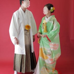 緑色のリメイク振袖を着た花嫁