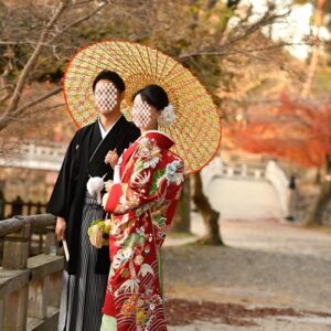 赤色のリメイク振袖を着た花嫁