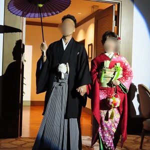 赤色のリメイク振袖を着た花嫁