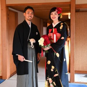 黒色のリメイク振袖を着た花嫁