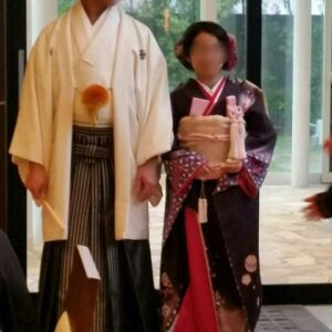 紫色のリメイク振袖を着た花嫁