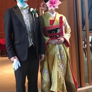 黄色のリメイク振袖を着た花嫁