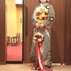 白黒のリメイク振袖を着た花嫁