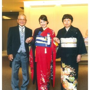 赤色のリメイク振袖を着た花嫁