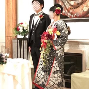 黒色のリメイク振袖を着た花嫁