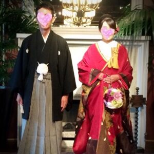 赤色のリメイク振袖を着た花