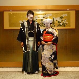 黒色のリメイク振袖を着た花嫁