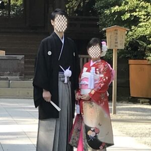 赤色のリメイク振袖を着た花嫁