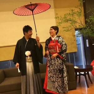 黒色のリメイク振袖を着た花嫁