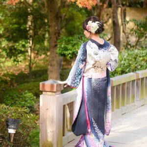 紺色のリメイク振袖を着た花嫁