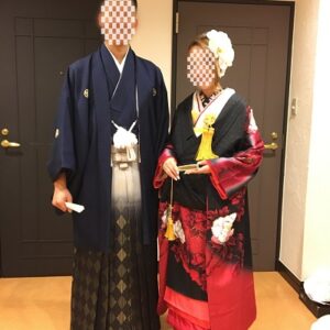 黒色のリメイク振袖を着た花嫁