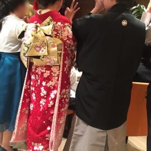 赤色のリメイク振袖を着た花嫁