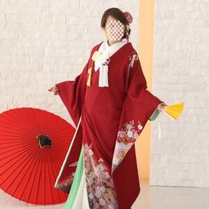 赤色のリメイク振袖を着た花嫁