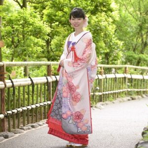 白色のリメイク振袖を着た花嫁