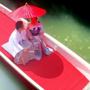 紫色のリメイク振袖を着た花嫁