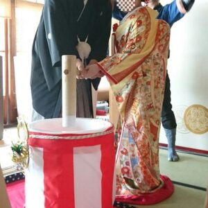 黄色のリメイク振袖を着た花嫁
