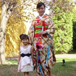 総柄のリメイク振袖を着た花嫁