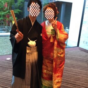 赤色のリメイク振袖を着た花嫁