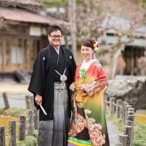 総柄のリメイク振袖を着た花嫁