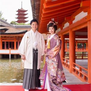 紫色のリメイク振袖を着た花嫁