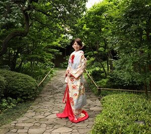 青色のリメイク振袖を着た花嫁