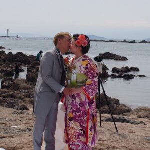 紫色のリメイク振袖を着た花嫁