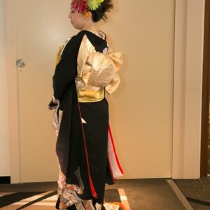 黒色のリメイク振袖を着た花嫁