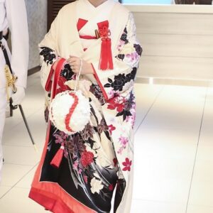 白色のリメイク振袖を着た花嫁
