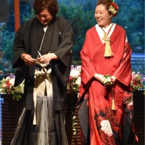 赤色のリメイク振袖を着た花嫁