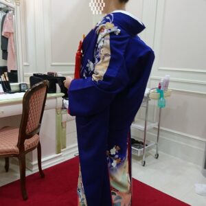 青色のリメイク振袖を着た花嫁