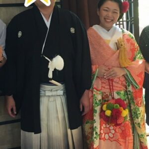 オレンジ色のリメイク振袖を着た花嫁