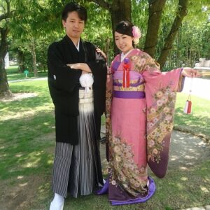 ピンク色のリメイク振袖を着た花嫁