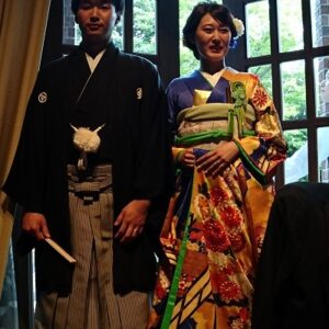 青色のリメイク振袖を着た花嫁