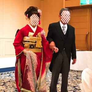 赤色のリメイク振袖を着た花嫁