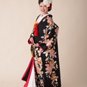 黒色のリメイク振袖を着た花嫁