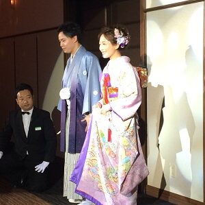 紫色のリメイク振袖を着た花嫁