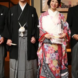 総柄のリメイク振袖を着た花嫁