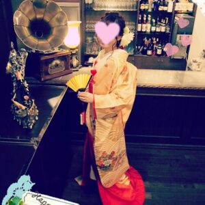 黄色のリメイク振袖を着た花嫁